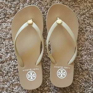 Tory burch tan flip flops